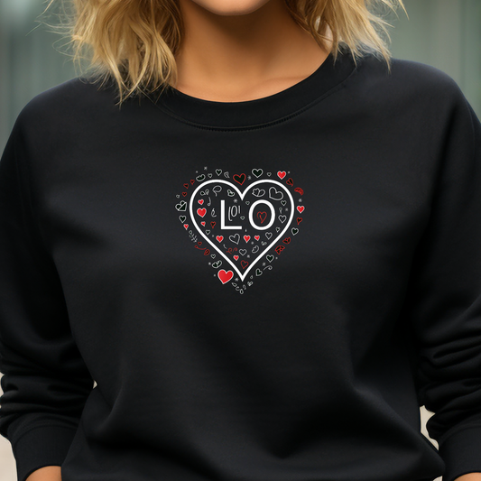 Juodas moteriškas džemperis su smulkių įvairių širdžių raštu ir užrašu LOVE iš Šv. Valentino kolekcijos.