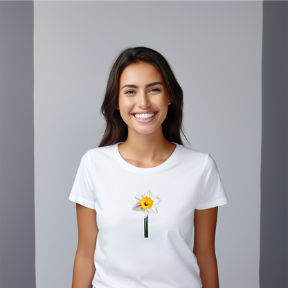 Moteriški marškinėliai “Narcizas” – šviesūs balti marškinėliai su subtiliu narcizo piešiniu optimistiškai moteriai.