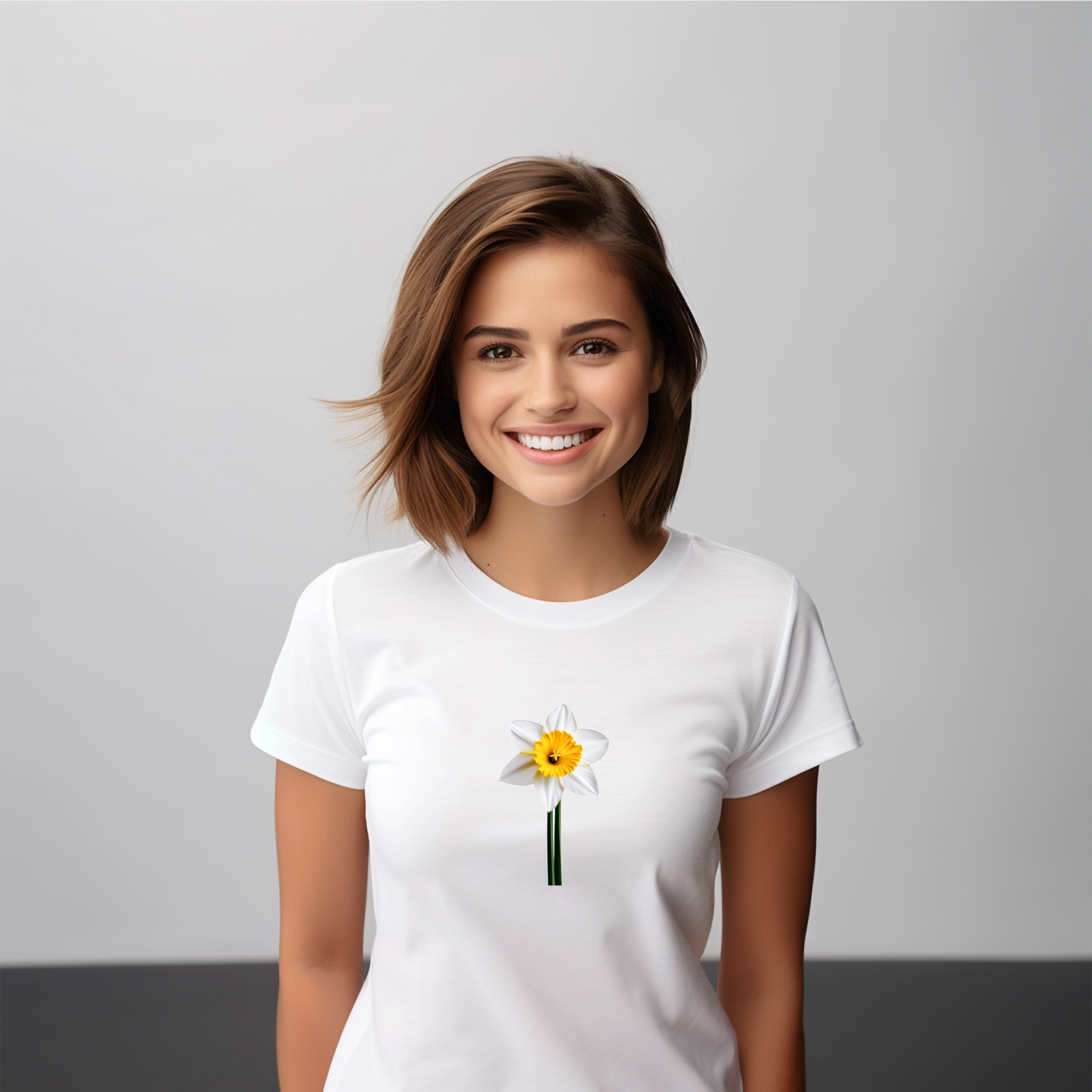 Moteriški marškinėliai “Narcizas” – balti marškinėliai su subtiliu narcizo piešiniu, skirti pozityviai ir stilingai moteriai.