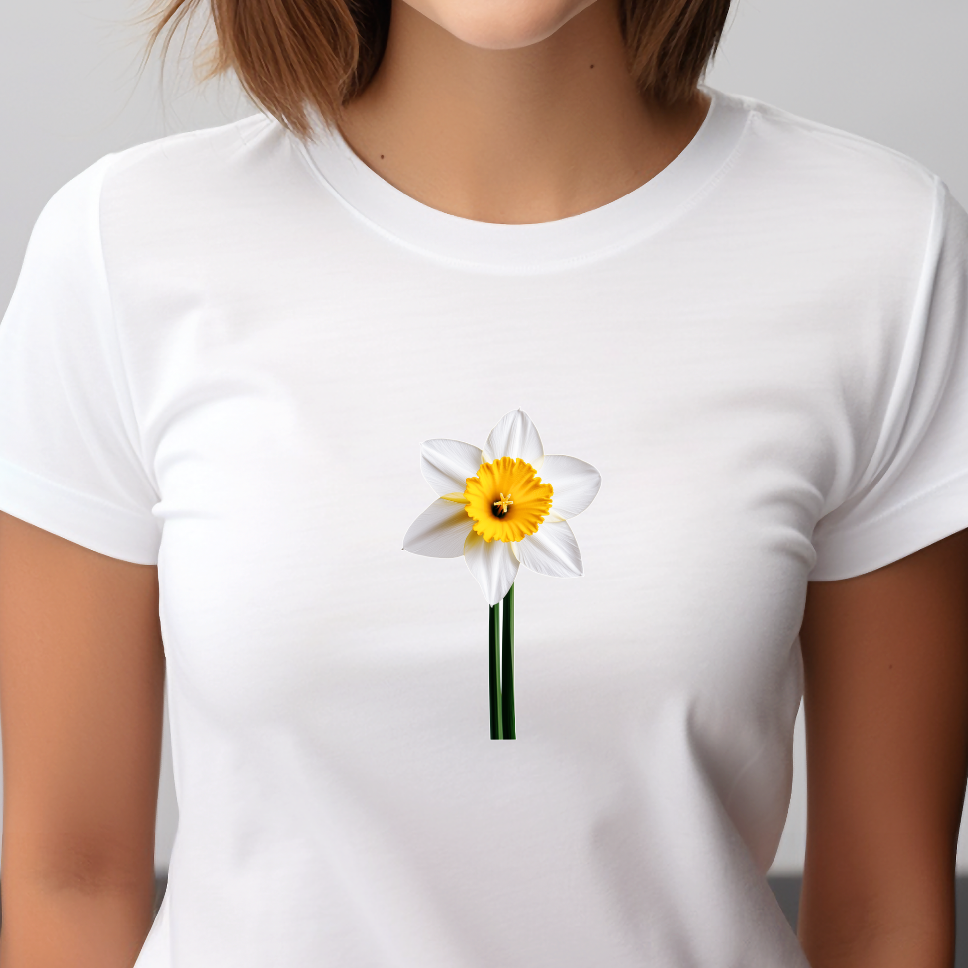 Moteriški marškinėliai “Narcizas” – balti su subtiliu narcizo piešiniu, simbolizuojantys pavasarį ir naują pradžią.