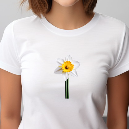Moteriški marškinėliai “Narcizas” – balti su subtiliu narcizo piešiniu, simbolizuojantys pavasarį ir naują pradžią.