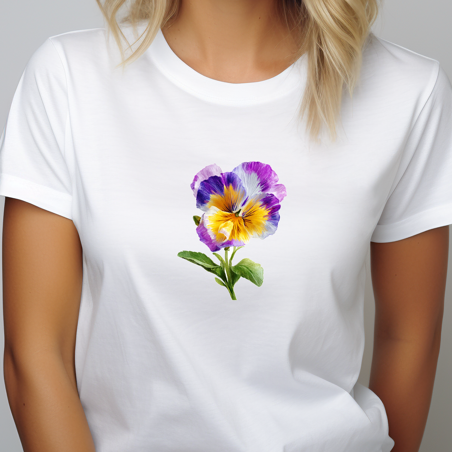 Balti moteriški marškinėliai su ryškios geltonos ir violetinės gėlės piešiniu iš Pavasario kolekcijos 2026 metų