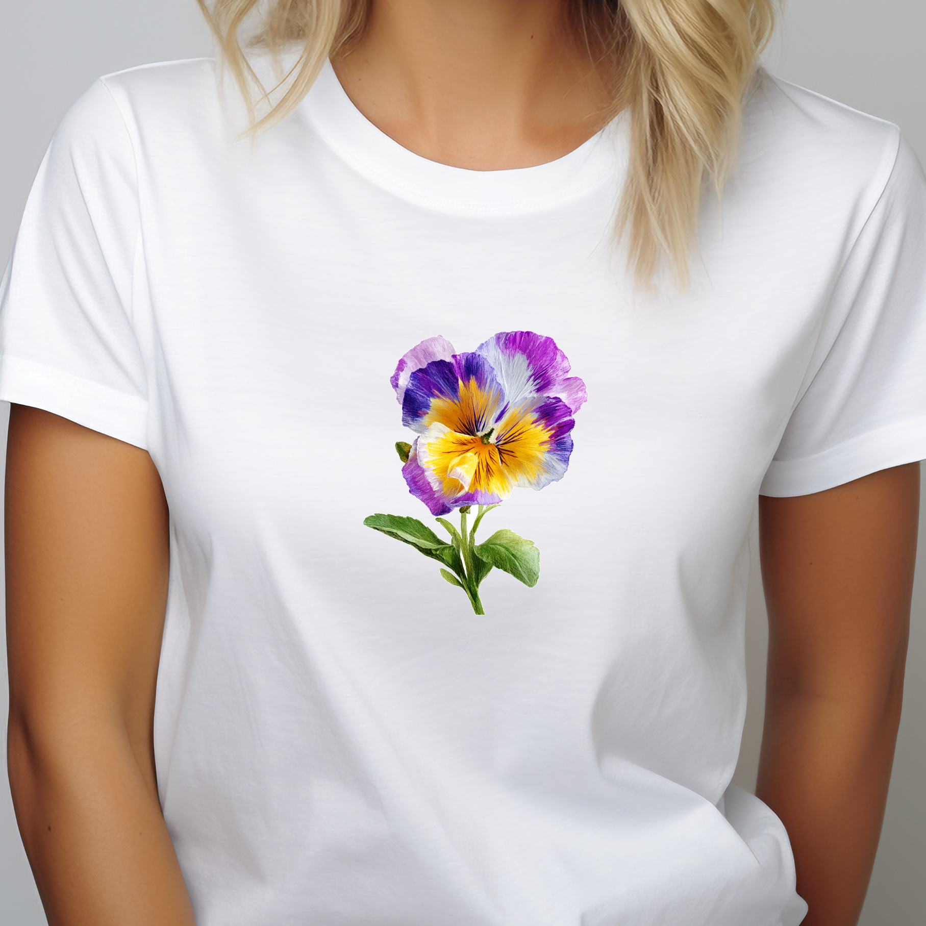 Balti moteriški marškinėliai su ryškios geltonos ir violetinės gėlės piešiniu iš Pavasario kolekcijos 2026 metų