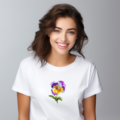 Balti moteriški marškinėliai su violetinės ir geltonos našlaitės gėlės piešiniu iš Naujausių dizainų 2026 kolekcijos