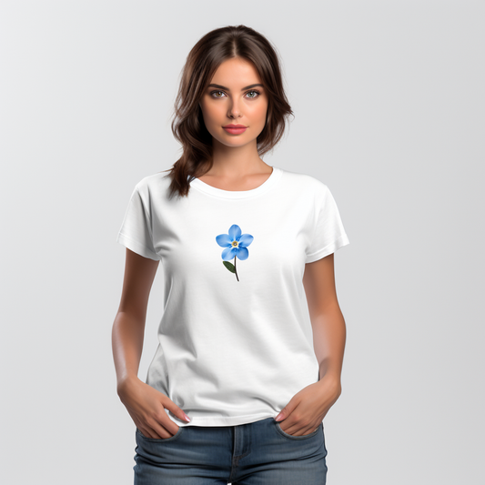 Balti moteriški marškinėliai su ryškiai mėlynu neužmirštuolės žiedu, simbolizuojančiu prisiminimus ir ištikimybę. Subtilus ir elegantiškas dizainas, tinkantis kasdieniam dėvėjimui. Designedbyme.lt originalus kūrinys, Moteriški marškinėliai, Vasaros kolekcija, BESTSELLER'iai, Naujausi dizainai