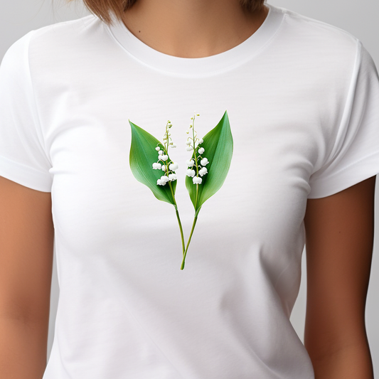 Moteriški marškinėliai “Pakalnutės” su subtiliu balto fono dizainu ir žavinga gėlių puokštele.