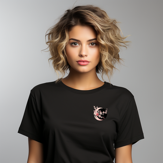 Stilingi juodi moteriški marškinėliai su subtiliu sakuros žiedų motyvu. Unikalus Designedbyme.lt dizainas, puikiai tinkantis pavasario ir vasaros sezonui. Madingas ir originalus pasirinkimas šiuolaikinei moteriai, Moteriški marškinėliai, Vasaros kolekcija, BESTSELLER'iai, Naujausi dizainai
