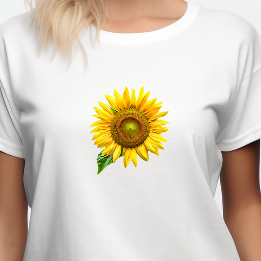 Stilingi balti moteriški marškinėliai su ryškia saulėgrąža, spinduliuojantys vasarišką nuotaiką ir pozityvumą. Unikalus Designedbyme.lt dizainas, aukštos kokybės medvilnė, Moteriški marškinėliai, Vasaros kolekcija , BESTSELLER'iai , Naujausi dizainai