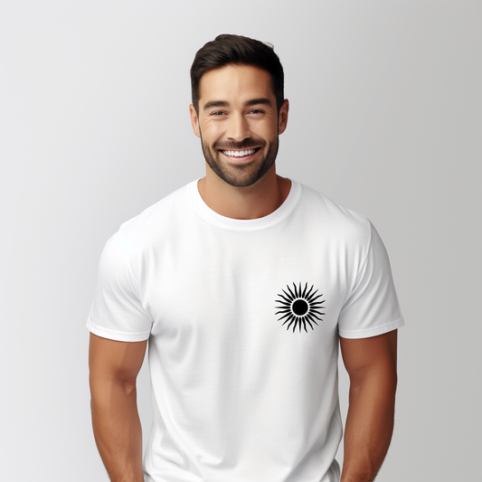 Balti vyriški marškinėliai su stilizuotu juodos spalvos saulės motyvu iš Naujausių dizainų 2026 kolekcijos