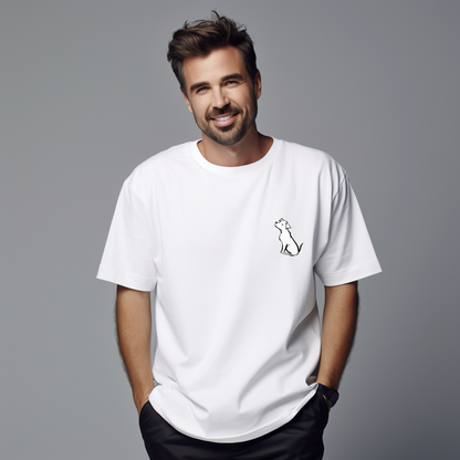 Balti vyriški marškinėliai su minimalistiniu juodos spalvos katės siluetu iš Naujausių dizainų 2026 kolekcijos