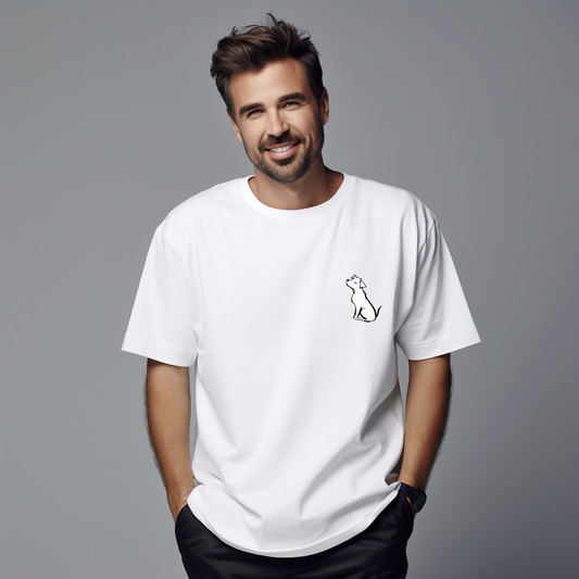 Balti vyriški marškinėliai su minimalistiniu juodos spalvos katės siluetu iš Naujausių dizainų 2026 kolekcijos