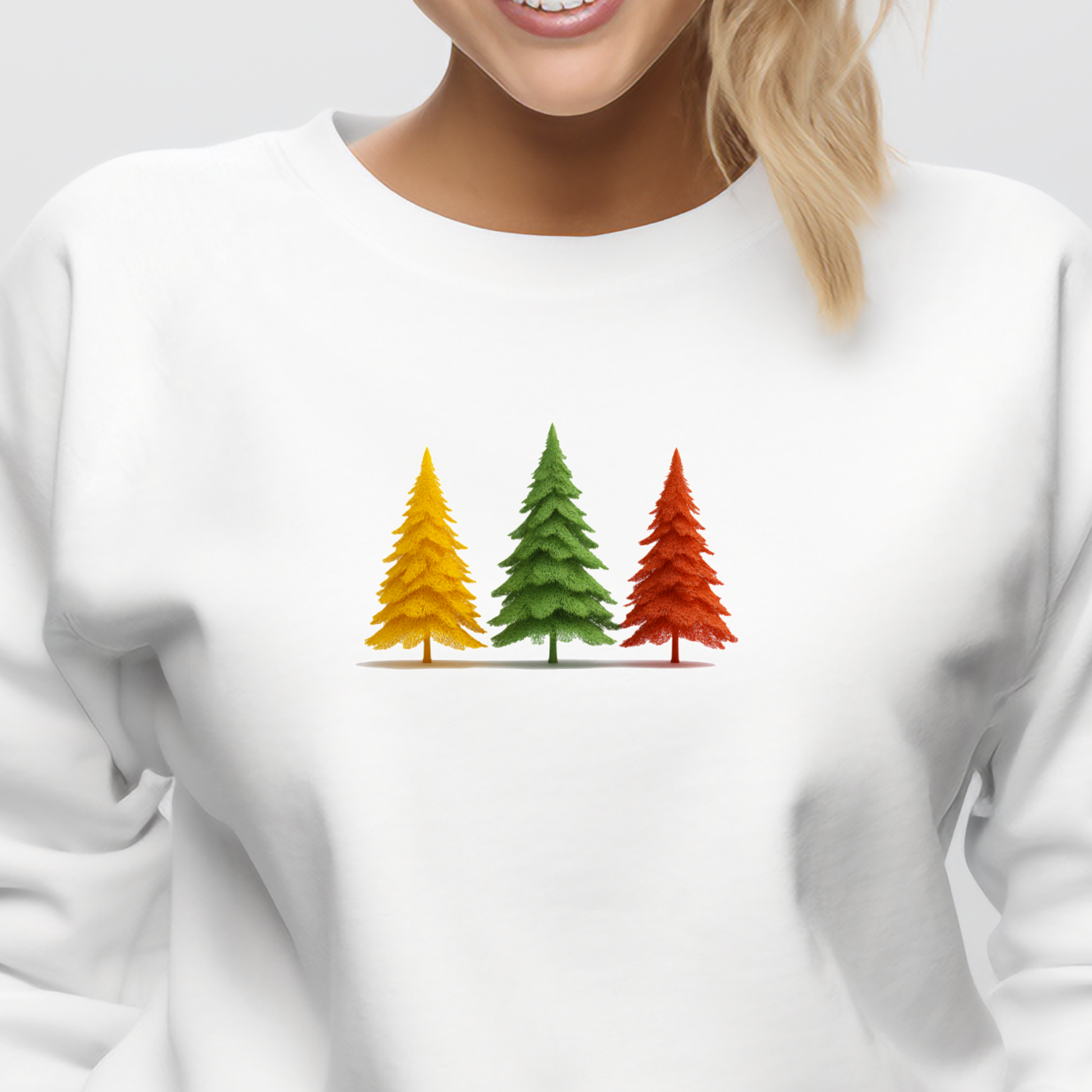 Balta moteriška palaidinė su trijų skirtingų spalvų eglučių minimalistiniu piešiniu iš Naujausių dizainų 2026 kolekcijos