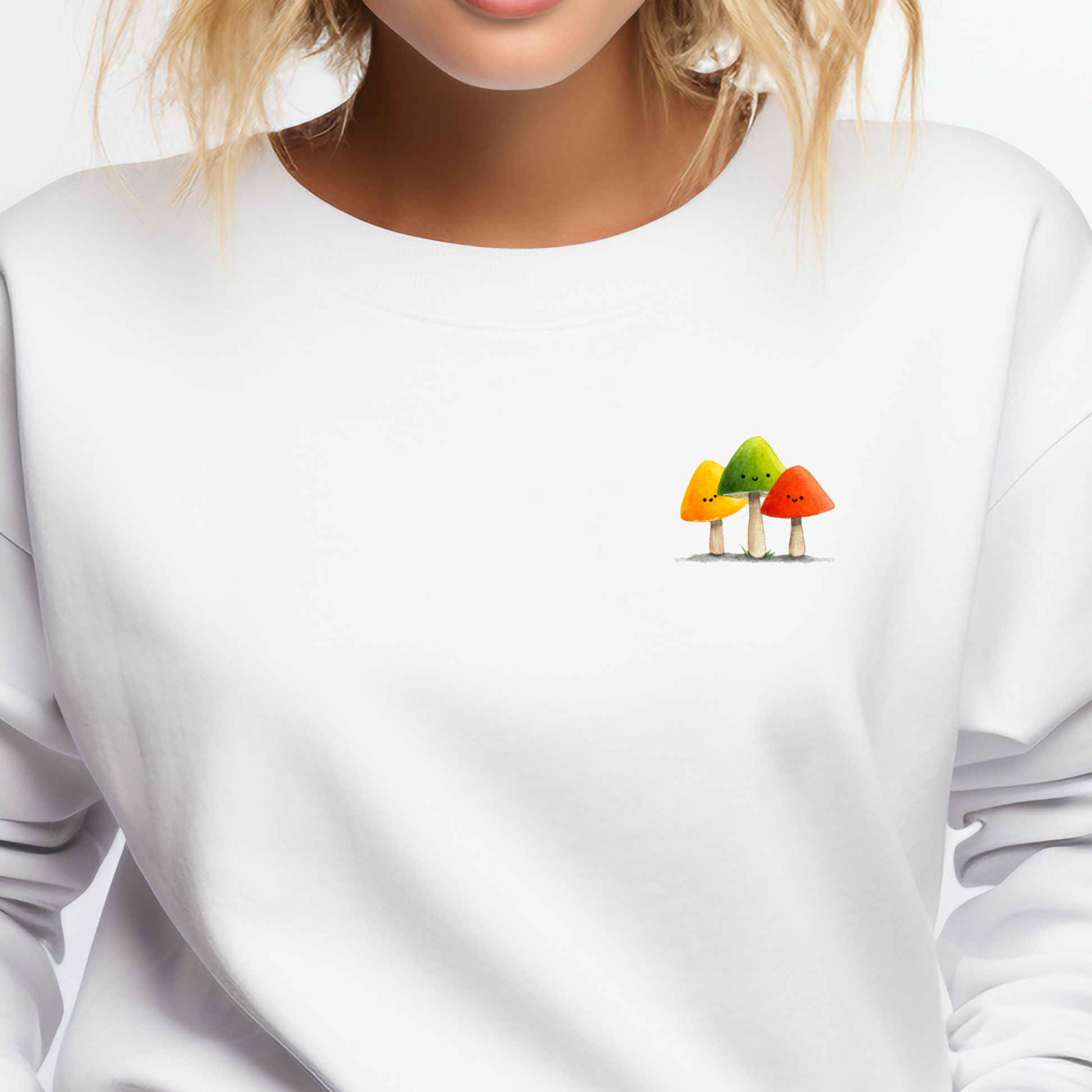 Balta moteriška palaidinė su mažų spalvingų grybų piešiniu iš Naujausių dizainų 2026 kolekcijos