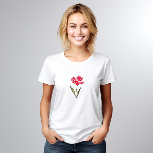 Moteriški marškinėliai “Tulpė” – baltos spalvos, su subtiliu rausvos tulpės piešiniu, modernus ir elegantiškas pasirinkimas.