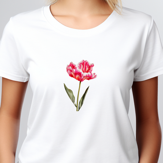 Moteriški marškinėliai “Tulpė” – minimalistinis balti marškinėliai su subtiliu rausvos tulpės piešiniu.