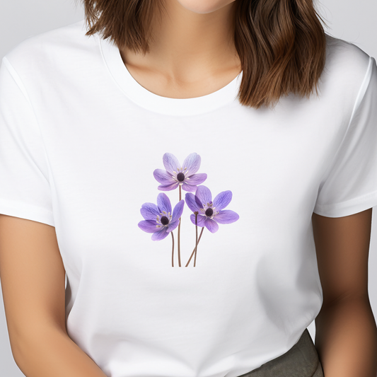 Moteriški marškinėliai “Žibutė” su violetinių žibučių puokštele, subtilus ir švarus pavasario dizainas.