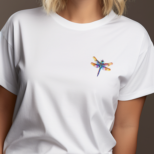 Moteriški marškinėliai “Laumžirgis” su spalvingu laumžirgio piešiniu ant balto audinio – stilinga ir elegantiška.