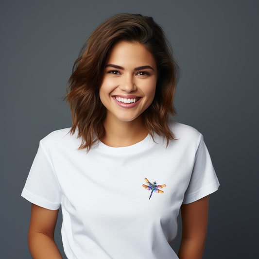 Moteriški marškinėliai “Laumžirgis” su spalvingu laumžirgio piešiniu – stilingas ir elegantiškas pasirinkimas.