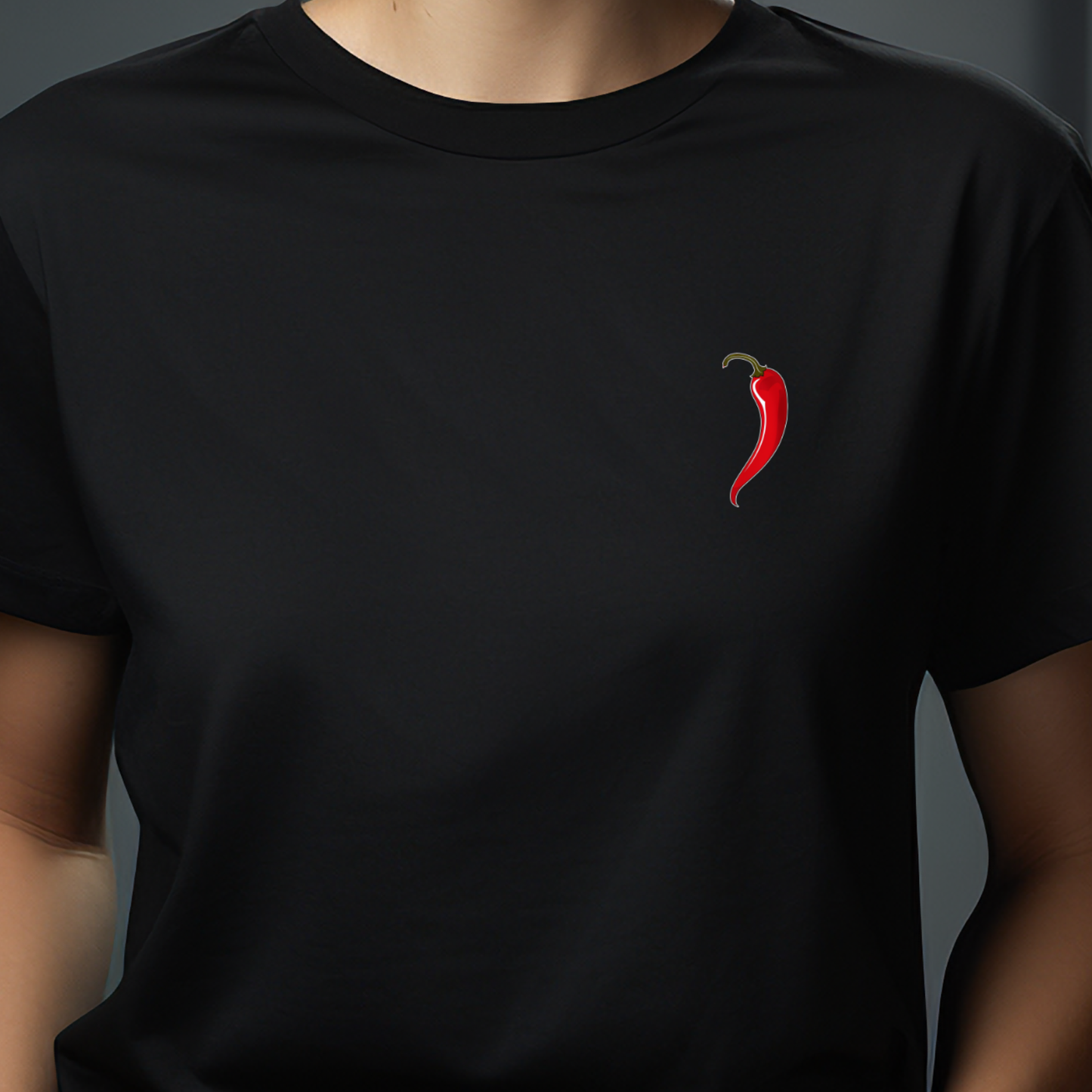 Moteriški marškinėliai “Pepper Hot Black” su ryškia raudona čili pipiro aplikacija drąsiam ir moderniam stiliui.