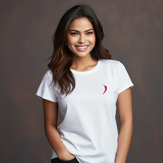 Moteriški marškinėliai “Pepper Hot White” baltos spalvos su ryškia raudona čili pipiro aplikacija.