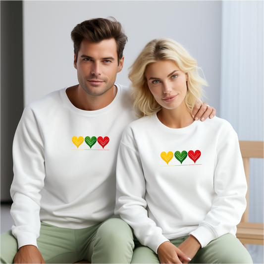 Balti porų džemperiai su trimis spalvotomis širdimis geltonos, žalios ir raudonos iš Džemperių kolekcijos 2026 metų