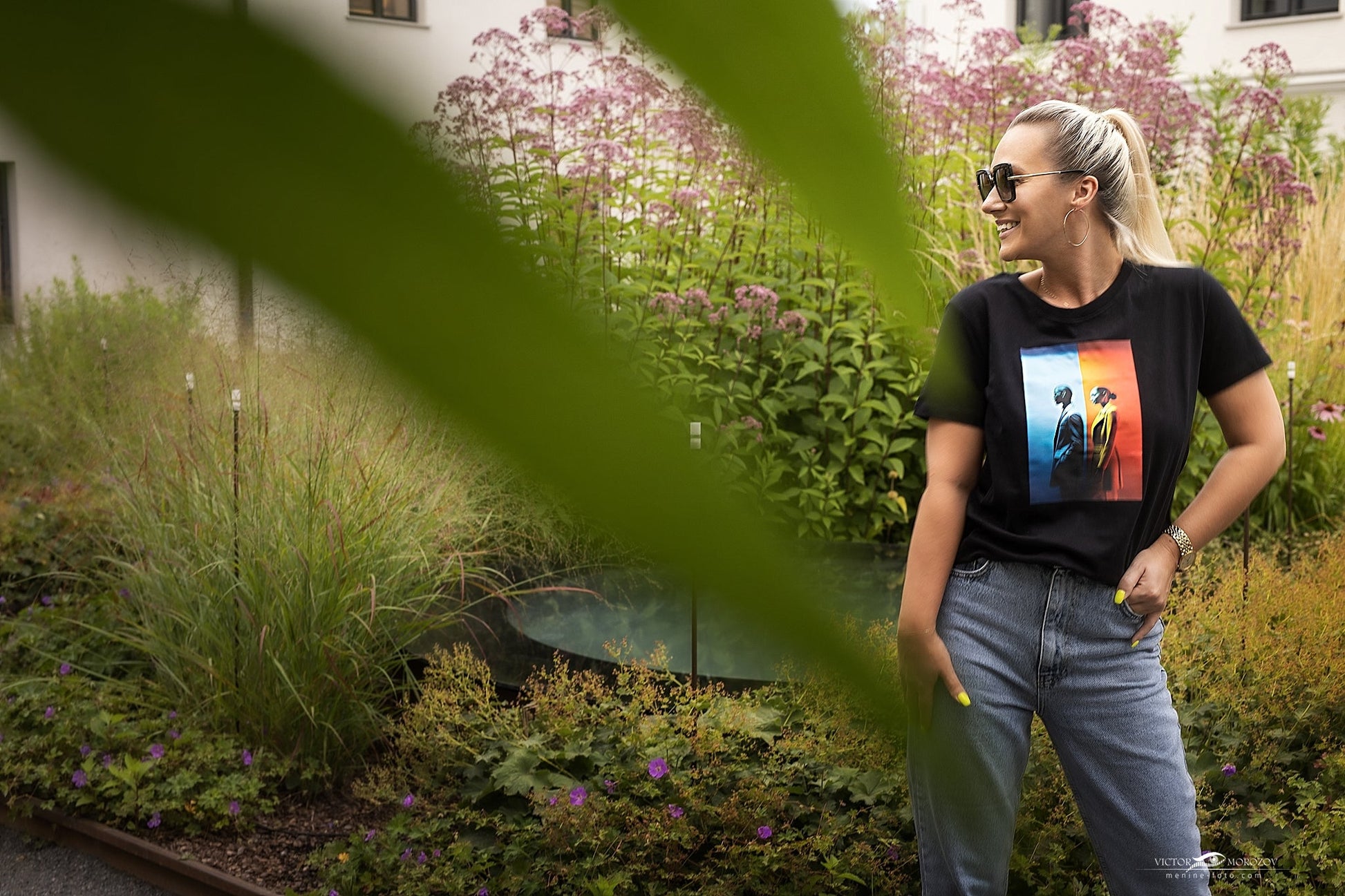 Moteris su "Unique Perceptions" marškinėliais iš Designed By Me kolekcijos, stovinti sode, Moteriški marškinėliai,Visi produktai