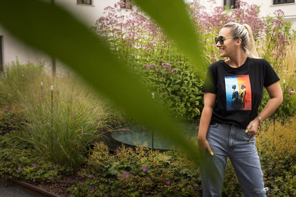 Moteris su "Unique Perceptions" marškinėliais iš Designed By Me kolekcijos, stovinti sode, Moteriški marškinėliai,Visi produktai