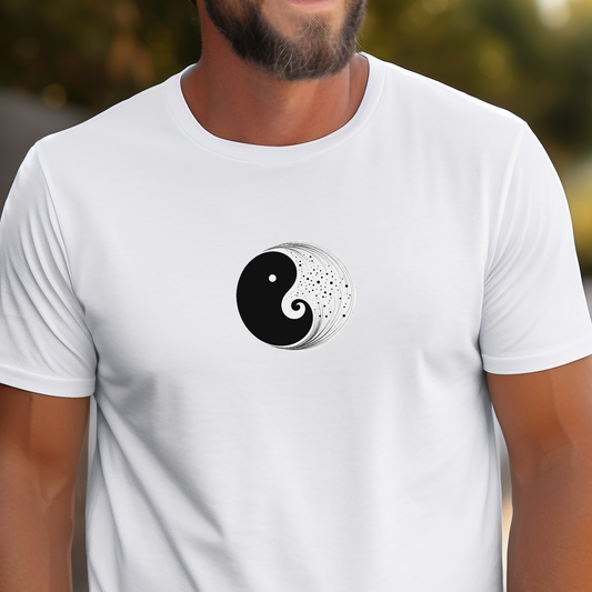 Baltų vyriškų marškinėlių su minimalistiniu juodai balto Jin ir Jang simbolio piešiniu iš Naujausių dizainų 2026 kolekcijos.